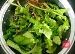 Illustration of how to make pork stuffed buns with radish tassels 2