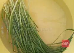 Illustration of how to make chive rolls 1