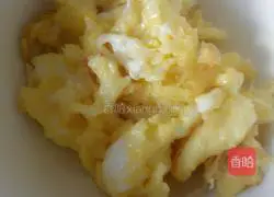 Illustration of how to make green onion and egg fried rice 6