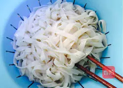 Instant food—Illustration of how to make fried noodles 2