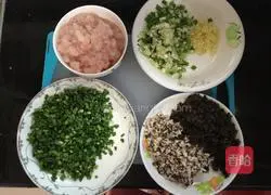 Illustration of how to make shrimp and pork wontons 6