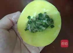 Illustration of how to make five-color leek dumplings 8