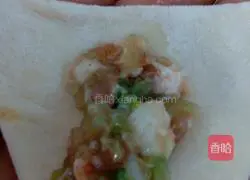 Illustration of how to make pork and celery wontons 12