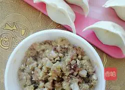 Illustration of how to make pickled cabbage and pork dumplings 9