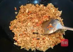 Illustration of how to make lazy fried rice 10