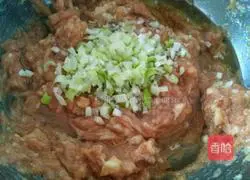 Illustration of how to make pork and cowpea filling dumplings 7