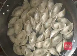 Illustration of how to make leek, egg and sesame dumplings 12