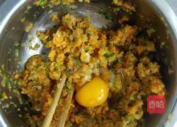 Illustration of how to make carrot and meat dumplings 8