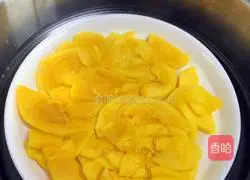 Illustration of how to make small pumpkin steamed buns 1