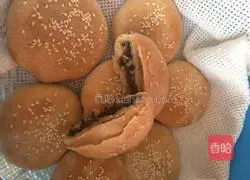 Illustration of making prunes and meat floss sesame cake 20