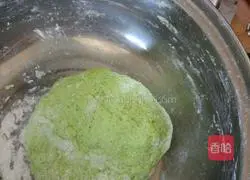Illustration of how to make cabbage and meat green dumplings 2