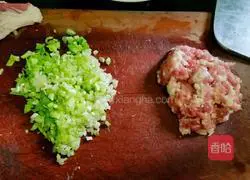 Illustration of how to make steamed buns with chive yellow pork stuffing 3