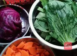 Illustration of how to make colorful noodles 1