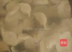 Illustration of how to make cabbage and shrimp dumplings 6