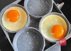 Illustration of how to make hot pressed egg sandwich 2