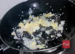 Illustration of how to make fried rice with cooked wood ears and eggs 9