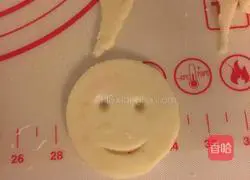 Illustration of how to make smiley potato pancakes 8