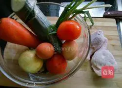 Illustration of how to make chicken legs and mixed vegetable noodles 1