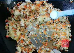 Illustration of how to make fried rice with carrots, mushrooms and minced meat 7
