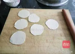 Illustration of how to make leek and egg dumplings 5