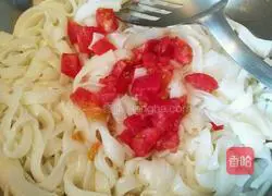 Illustration of how to make fried rice noodles with seafood, eggs and tomatoes 6