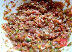 Illustration of how to make dumplings stuffed with pork and green pepper 10