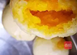 Illustration of how to make salted egg yolk quicksand buns 5