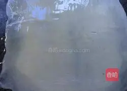 Illustration of how to grasp the cake embryo by hand 9