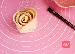 Illustration of how to make rose dumplings 10