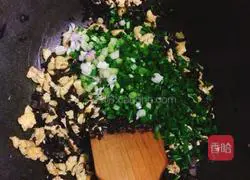 Illustration of making dumplings with fungus and egg stuffing 10