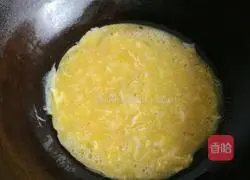 Illustration of how to make shrimp, leek and egg dumpling filling 5