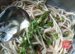 Illustration of how to make scallion oil noodles 9