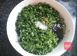 Illustration of how to make leek and pork dumpling stuffing 5