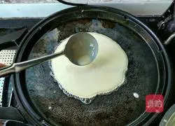 Illustration of how to make egg pancakes with electric pan 5