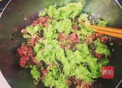 Illustration of how to make celery and beef dumplings 2