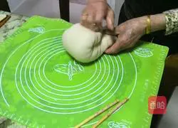Illustration of how to make bean paste steamed buns 3