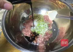 Illustration of how to make dumplings stuffed with pork and chives 5