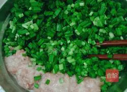 Illustration of how to make leek meat dumplings 5