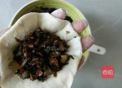 Illustration of how to make pork belly patties with dried plums and vegetables 8