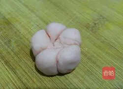 Illustration of how to make plum blossom steamed buns 10