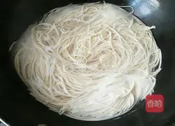 Illustration of how to make fried noodles with eggs and cabbage 1