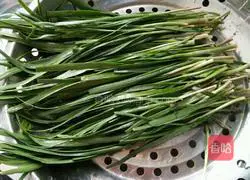 Illustration of how to make leek vegetarian dumpling stuffing 3