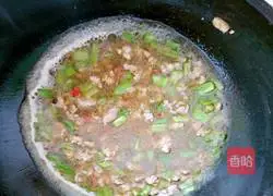 Illustration of how to make minced pork noodles 9