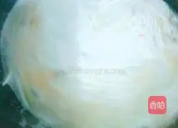 Illustration of cooking noodles with diced pork 4