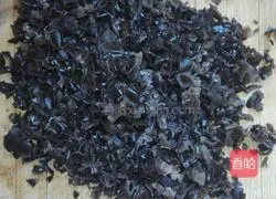 Illustration of how to make dumplings stuffed with pork and sophora flower stuffing 7