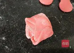 Illustration of how to make red flower steamed buns 9