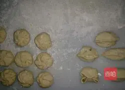 Illustration of how to make fish paste and flower dumplings with steamed buns 6