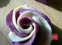 Illustration of how to make two-color purple potato flower steamed buns 12
