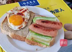 Illustration of how to make egg and ham sausage sandwich 5