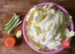 Illustration of how to wrap wontons 1